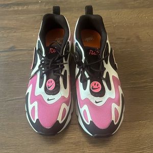 Women’s Nike sneakers Size 9.5 lightly used…no box..good condition